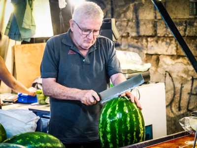 �Scegliamo quelli migliori, quelli che arrivano dal Salento e dalla Sicilia�, afferma con orgoglio Donato dopo averne preso uno bello grosso dal frigo 